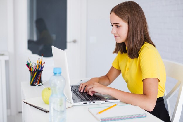 Porady na temat wyboru idealnego poleasingowego laptopa dla studenta